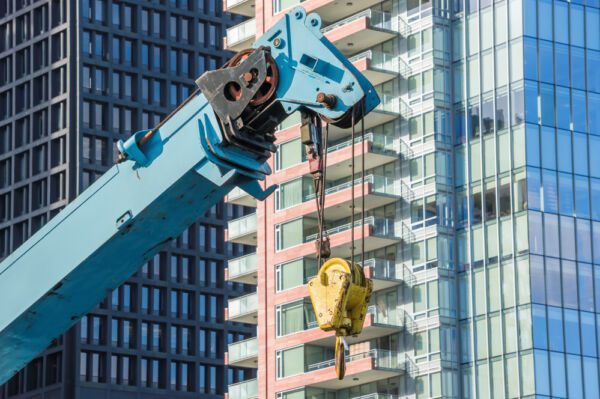 Construction crane with rigging inspection tags